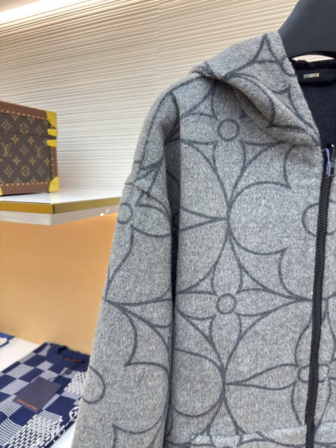 LOUIS VUITTON double-sided woolen jacket with circle pattern ●Authentic product: Purchased and developed for 26900 ●Item number: 1680116-F05 ●Fabric: wool fabric ●Technology: Made by positioning cutting machine ●Version: fitted version ●Weight: about 1200 grams ●Size: 44-446-48-50 ●Description: The fabric is made of semi-worsted double-sided woolen fabric, with 100% wool content. It uses custom-spun floral gray wool yarn. It uses a rapier machine to weave the gray cloth. It has a single-sided yarn-dyed jacquard large circle pattern, and the bottom side is completely woven in black. Multiple pattern making consumes raw materials. Measure the pattern shrinkage, adjust the pattern size of the gray fabric, and ensure the stitching of the finished fabric. After washing the woolen wool, the pattern is the same size as the Y version. The front panel is hand-cut with restored flowers, and the restored flowers are taken from a single piece for the pockets. The black side pockets are embroidered with a small logo using a Tajima embroidery machine imported from Japan. The small hardware logo is stamped on the back collar hanging clothesline, and the wool blended yarn is used to weave ribs in the opposite color on a horizontal lengthening loom. The overall wiring is straight and delicate, the fabric is comfortable and soft, and the color is consistent without color difference. It can be matched with the same style to create a fashionable look and control various occasions. Customized accessories, complete with three standards, same style for men and women!